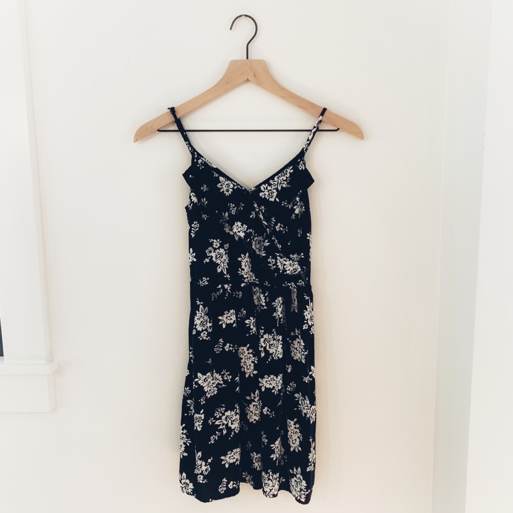 BLACK AND WHITE FLORAL DRESS